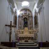 Ci spostiamo ora sulla parte destra, dominata centralmente dal Cappellone del Santissimo risalente al XVIII secolo caratterizzato da una cattedra marmorea e da una nicchia che accoglie l�Immacolata, statua di legno dipinto
